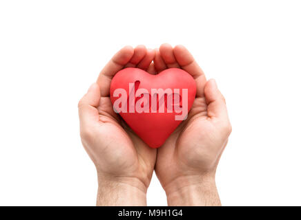 Rotes Herz mit aufgedruckten Liebe Wort in die Hände des Menschen auf weißem Hintergrund. Stockfoto