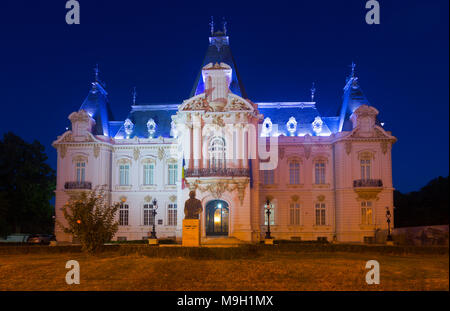 Nachtansicht von Craiova Art Museum in prächtigen Constantin Mihail Palast Stockfoto