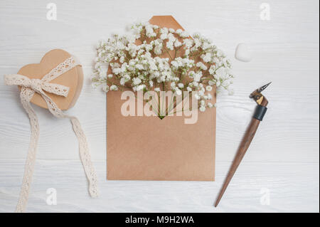 Kalligrafische Feder einen Umschlag mit Blumen und einem Brief, Grußkarte für Valentines Tag mit Platz für Ihren Text. Flach, Ansicht von oben Foto Mock up Stockfoto