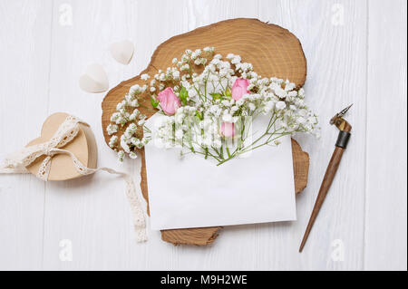 Kalligrafische Feder einen Umschlag mit Blumen und einem Brief, Grußkarte für Valentines Tag mit Platz für Ihren Text. Flach, Ansicht von oben Foto Mock up Stockfoto