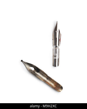 Alte kalligrafische Federn isoliert Freistellungsmaske auf weißem Hintergrund, Ansicht von oben Stockfoto