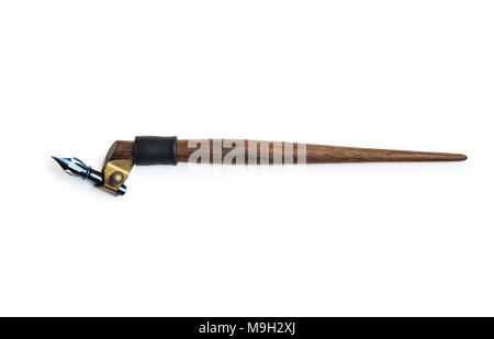 Alte kalligrafische Federn und Halter isoliert Freistellungsmaske auf weißem Hintergrund, Ansicht von oben Stockfoto