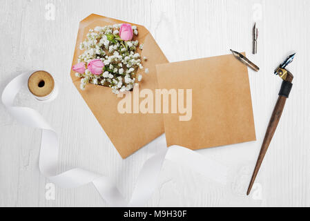 Kalligrafische Feder einen Umschlag mit Blumen und einem Brief, Grußkarte für Valentines Tag mit Platz für Ihren Text. Flach, Ansicht von oben Foto Mock up Stockfoto