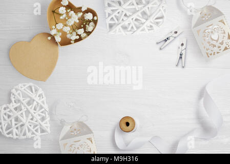 Mockup Geschenkbox Herz, Kraftpapier, mit Blumen für Grusskarten Valentinstag im rustikalen Stil mit Platz für Ihren Text, Flach, Ansicht von oben Foto Mock up Stockfoto