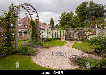 Sommer Pflanzen, Mosaik Artwork, Gitter, Bildschirm, Laube Torbogen & Sitz - schöne, traditionelle, Landschaftsgarten, gestaltete Garten - Yorkshire, England, UK. Stockfoto