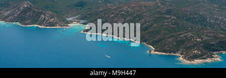 Luftbild des türkisblauen Wasser an der korsischen Küste westlich von Saint-Florent, Punta Cavallata und Plage du Lotu, Frankreich Stockfoto