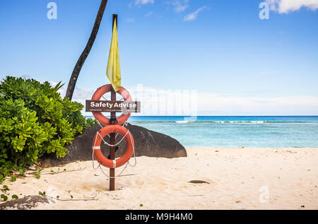 Leben Boje am Sandstrand auf den Seychellen Stockfoto