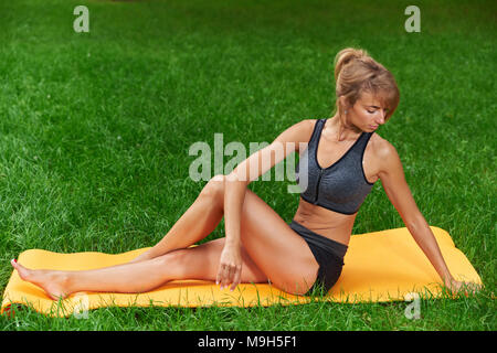 Mädchen, die in der Fitness und Gymnastik im Park Stockfoto