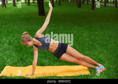 Mädchen, die in der Fitness und Gymnastik im Park Stockfoto