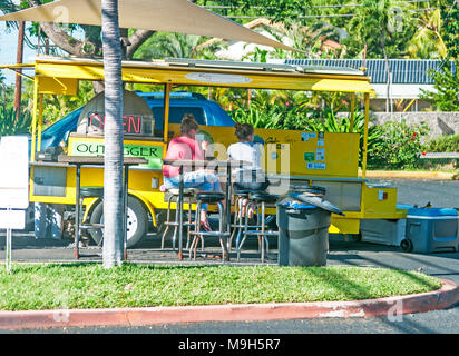 Zwei Frauen an einem Essen Lkw auf der South Kihei Road, Maui, Hawaii, USA sitzt. Essen Nutzfahrzeuge bieten eine ungezwungene, strassenrand Essen Erfahrung entlang der wichtigsten thoro Stockfoto