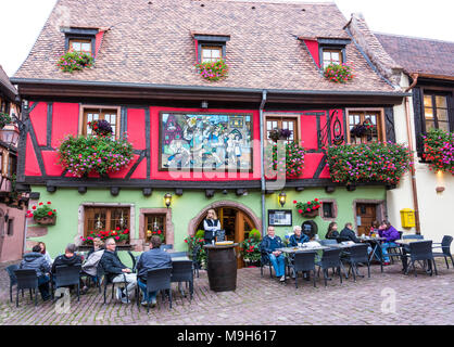 Traditionelles Restaurant in der mittelalterlichen Altstadt von Riquewihr, elsässische Weinstraße, Frankreich Stockfoto