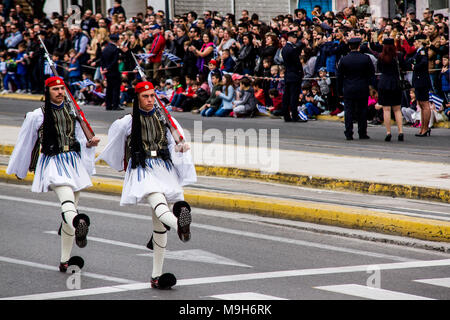 Athen, Griechenland. 25 Mär, 2018. Präsidentengarde Soldaten März während der Parade. Eine Militärparade erfolgt aufgrund der Tag der Unabhängigkeit in Griechenland. 25. März ist die Erinnerung an die Revolution der Griechen gegen die Osmanische Besatzung im März 1821. Credit: Kostas Pikoulas/Pacific Press/Alamy leben Nachrichten Stockfoto