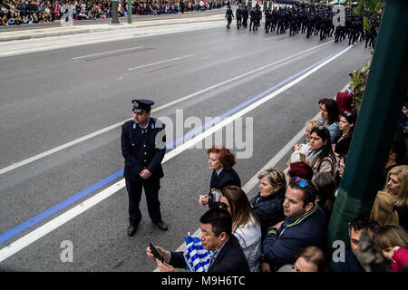 Athen, Griechenland. 25 Mär, 2018. Die Menschen sehen die Parade. Eine Militärparade erfolgt aufgrund der Tag der Unabhängigkeit in Griechenland. 25. März ist die Erinnerung an die Revolution der Griechen gegen die Osmanische Besatzung im März 1821. Credit: Kostas Pikoulas/Pacific Press/Alamy leben Nachrichten Stockfoto