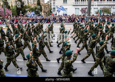 Athen, Griechenland. 25 Mär, 2018. Marines Kräfte werden gesehen, marschiert in der Parade. Eine Militärparade erfolgt aufgrund der Tag der Unabhängigkeit in Griechenland. 25. März ist die Erinnerung an die Revolution der Griechen gegen die Osmanische Besatzung im März 1821. Credit: Kostas Pikoulas/Pacific Press/Alamy leben Nachrichten Stockfoto