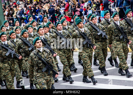 Athen, Griechenland. 25 Mär, 2018. Marines Kräfte werden gesehen, marschiert in der Parade. Eine Militärparade erfolgt aufgrund der Tag der Unabhängigkeit in Griechenland. 25. März ist die Erinnerung an die Revolution der Griechen gegen die Osmanische Besatzung im März 1821. Credit: Kostas Pikoulas/Pacific Press/Alamy leben Nachrichten Stockfoto