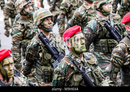 Athen, Griechenland. 25 Mär, 2018. Special forces Männer marschieren während der Parade. Eine Militärparade erfolgt aufgrund der Tag der Unabhängigkeit in Griechenland. 25. März ist die Erinnerung an die Revolution der Griechen gegen die Osmanische Besatzung im März 1821. Credit: Kostas Pikoulas/Pacific Press/Alamy leben Nachrichten Stockfoto