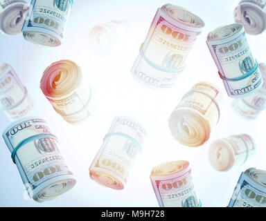 Fliegen Rollen von einem Hundert-euro-Scheine. Abstrakte Geld Hintergrund Stockfoto