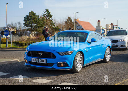 2016 Blue Ford Mustang GT 4951cc Benziner 2dr Coupé auf der North-West 2016 Blue Mustang 4951cc Benziner Coupé Supercar Veranstaltung als und Touristen in der Küstenstadt Southport ankommen, an einem warmen Frühlingstag. Supersportwagen sind an der Strandpromenade von der Stange, während Liebhaber von klassischen und Sportfahrzeugen einen Tag lang fahren. Stockfoto