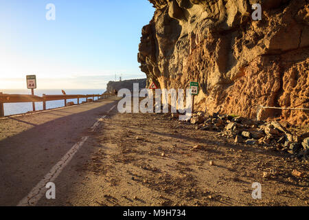 Steinschlag und großes Loch Zusammenbruch auf geschlossenen Mountain Road. Stockfoto