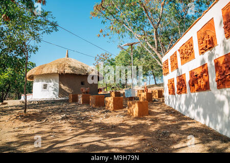 Udaipur, Indien - Dezember 12, 2017: Indian Folk Village Shilpgram, traditionellen Haus und Skulptur Stockfoto