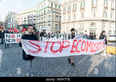 Neapel, Italien. 24 Mär, 2018. Der Marsch gegen Biozid- und die Umwelt Massaker fand in Neapel Ort im "Land der Feuer' und gegen den Gouverneur von Kampanien Vincenzo De Luca zu protestieren. Initiative der top Biozid' Association vorgeschlagen. Credit: Sonia Brandolone/Pacific Press/Alamy leben Nachrichten Stockfoto