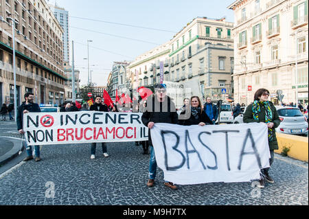 Neapel, Italien. 24 Mär, 2018. Der Marsch gegen Biozid- und die Umwelt Massaker fand in Neapel Ort im "Land der Feuer' und gegen den Gouverneur von Kampanien Vincenzo De Luca zu protestieren. Initiative der top Biozid' Association vorgeschlagen. Credit: Sonia Brandolone/Pacific Press/Alamy leben Nachrichten Stockfoto