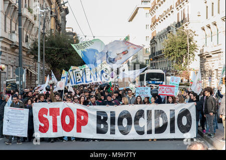 Neapel, Italien. 24 Mär, 2018. Der Marsch gegen Biozid- und die Umwelt Massaker fand in Neapel Ort im "Land der Feuer' und gegen den Gouverneur von Kampanien Vincenzo De Luca zu protestieren. Initiative der top Biozid' Association vorgeschlagen. Credit: Sonia Brandolone/Pacific Press/Alamy leben Nachrichten Stockfoto