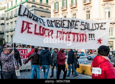 Neapel, Italien. 24 Mär, 2018. Der Marsch gegen Biozid- und die Umwelt Massaker fand in Neapel Ort im "Land der Feuer' und gegen den Gouverneur von Kampanien Vincenzo De Luca zu protestieren. Initiative der top Biozid' Association vorgeschlagen. Credit: Sonia Brandolone/Pacific Press/Alamy leben Nachrichten Stockfoto