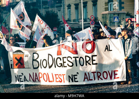 Neapel, Italien. 24 Mär, 2018. Der Marsch gegen Biozid- und die Umwelt Massaker fand in Neapel Ort im "Land der Feuer' und gegen den Gouverneur von Kampanien Vincenzo De Luca zu protestieren. Initiative der top Biozid' Association vorgeschlagen. Credit: Sonia Brandolone/Pacific Press/Alamy leben Nachrichten Stockfoto