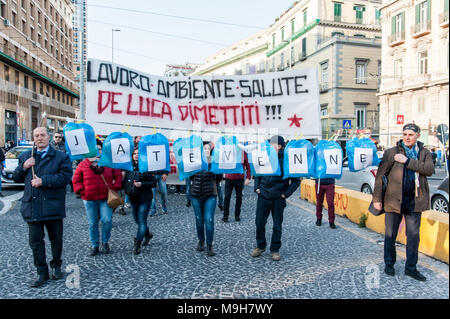 Neapel, Italien. 24 Mär, 2018. Der Marsch gegen Biozid- und die Umwelt Massaker fand in Neapel Ort im "Land der Feuer' und gegen den Gouverneur von Kampanien Vincenzo De Luca zu protestieren. Initiative der top Biozid' Association vorgeschlagen. Credit: Sonia Brandolone/Pacific Press/Alamy leben Nachrichten Stockfoto