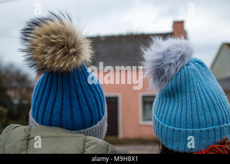 Ältere und jüngere Frau mit Woolly bobble Hats, County Kerry, Irland Stockfoto