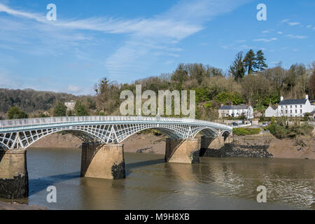 Die alte Wye Brücke überspannt den Fluss Wye in Chepstow. Stockfoto