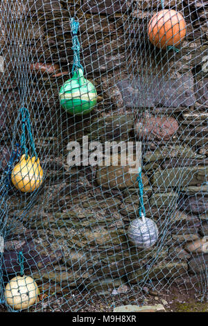 Dekoratives Fischernetz und Bojen an einer Wand in Portmagee, County Kerry Irland Stockfoto