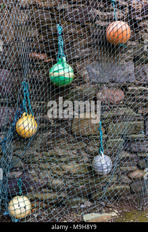 Dekoratives Fischernetz und Bojen an einer Wand in Portmagee, County Kerry Irland Stockfoto
