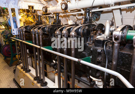 Motor Zimmer & Dieselmotoren von HMS Alliance, der eine Klasse/amphion Klasse, U-Boot der Royal Navy Submarine Museum Gosport, nr Portsmouth. UK. (95) Stockfoto