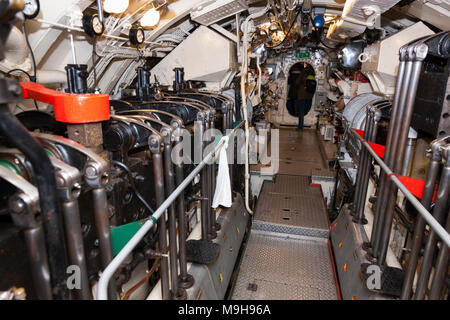 Motor Zimmer & Dieselmotoren von HMS Alliance, der eine Klasse/amphion Klasse, U-Boot der Royal Navy Submarine Museum Gosport, nr Portsmouth. UK. (95) Stockfoto