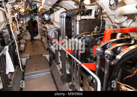 Motor Zimmer & Dieselmotoren von HMS Alliance, der eine Klasse/amphion Klasse, U-Boot der Royal Navy Submarine Museum Gosport, nr Portsmouth. UK. (95) Stockfoto