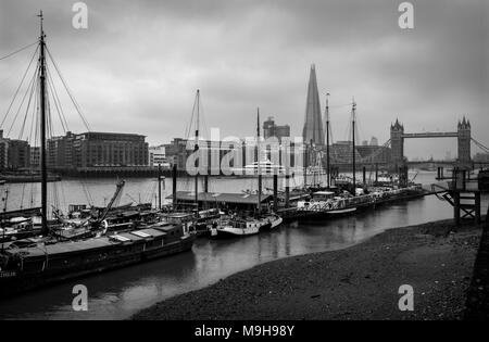 Die Tower Bridge und die Themse Ansicht der Shard von Wapping am Nordufer des Flusses fotografiert. März 2018 Stockfoto