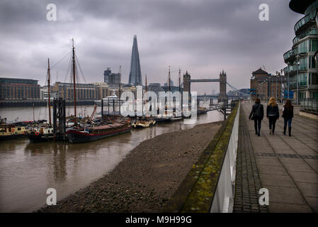 Die Tower Bridge und die Themse Ansicht der Shard von Wapping am Nordufer des Flusses fotografiert. März 2018 Stockfoto