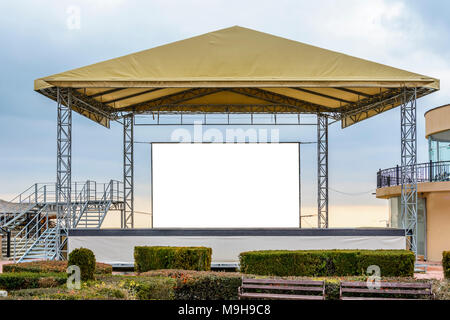 Sauberen, weißen Hinweistafel auf einer Bühne mit copy Space Zone für Logo, Text oder Werbung Beschriftung Stockfoto