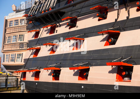 Steuerbord Kanonenluken aft Windows (stern Galerien/Galerie) von Admiral Lord Nelsons Flaggschiff HMS Victory. Portsmouth Historic Dockyard/Werften UK Stockfoto