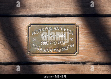 Kleine messingplakette am Standort unter HMS Victory an der Stelle, wo Admiral Lord Nelson fiel nach geschossen wird von einem französischen Musketier. Portsmouth. Großbritannien Stockfoto