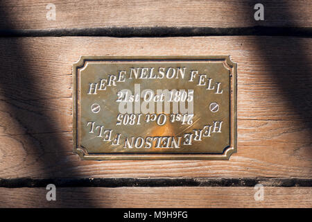 Kleine messingplakette am Standort unter HMS Victory an der Stelle, wo Admiral Lord Nelson fiel nach geschossen wird von einem französischen Musketier. Portsmouth. Großbritannien Stockfoto