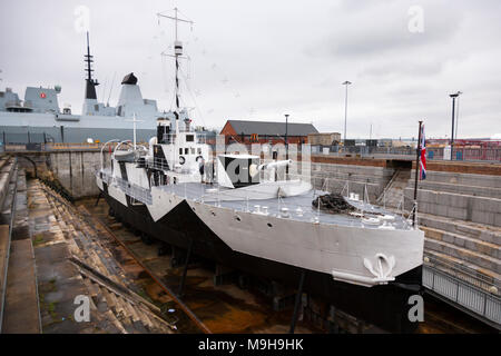HMS M33/M33. Eines der drei verbleibenden britischen Kriegsschiffe vom Ersten Weltkrieg HMS Diamond (moderne Typ 45 Zerstörer) hinter ist. Portsmouth Historic Dockyard UK Stockfoto