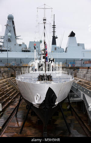 HMS M33/M33. Eines der drei verbleibenden britischen Kriegsschiffe vom Ersten Weltkrieg HMS Diamond (moderne Typ 45 Zerstörer) hinter ist. Portsmouth Historic Dockyard UK Stockfoto