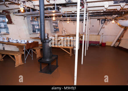 Chaos Tabellen/Viertel an Bord der HMS M33/M33. Eines der drei verbleibenden britischen Kriegsschiffe aus der Zeit des Ersten Weltkriegs Portsmouth Historic Dockyard. Portsmouth, Großbritannien. Stockfoto