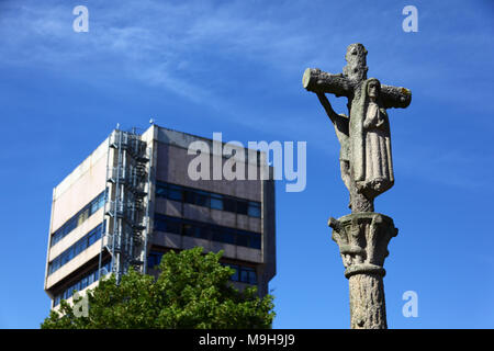 Traditionelles kalvarienkreuz aus regionalem Stein namens Crucero/cruceiro, Stadtbaurat/Concello-Gebäude im Hintergrund, Vigo, Galicia, Spa Stockfoto