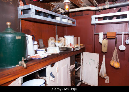 Schiff/schiffe Pantry an Bord der HMS M33/M33. Eines der drei verbleibenden britischen Kriegsschiffe aus der Zeit des Ersten Weltkriegs Portsmouth Historic Dockyard. Portsmouth, Großbritannien (95) Stockfoto