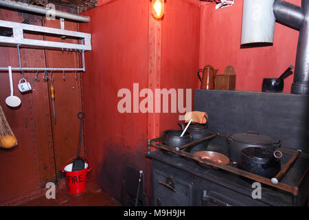 Schiff/schiffe Pantry an Bord der HMS M33/M33. Eines der drei verbleibenden britischen Kriegsschiffe aus der Zeit des Ersten Weltkriegs Portsmouth Historic Dockyard. Portsmouth, Großbritannien (95) Stockfoto