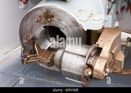 Hinterteil auf einem der Kabel 6 Zoll (152 mm) Gewehre von HMS M.33; ein britischer M29 Klasse Monitor Kriegsschiff aus der Zeit des Ersten Weltkriegs Portsmouth Historic Dockyard. Das VEREINIGTE KÖNIGREICH (95) Stockfoto